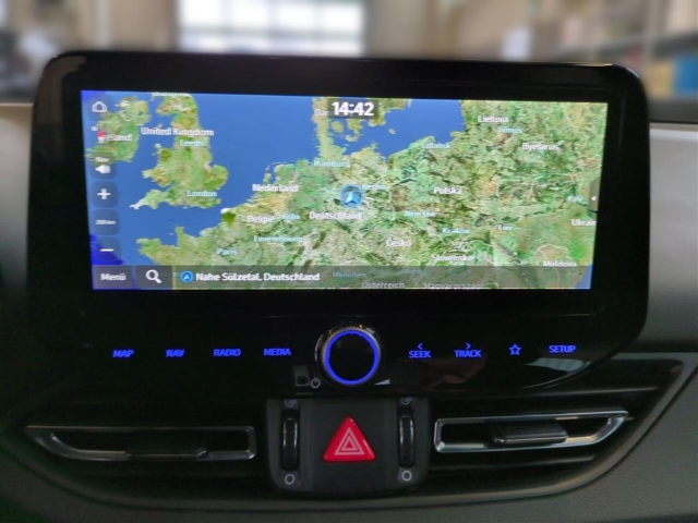 Foto 1 - i30 Kombi AUTOMATIK+NAVI+SITZHZG+LENKRADHZG+ALUFELGEN, abyss black / mic (schwarz)