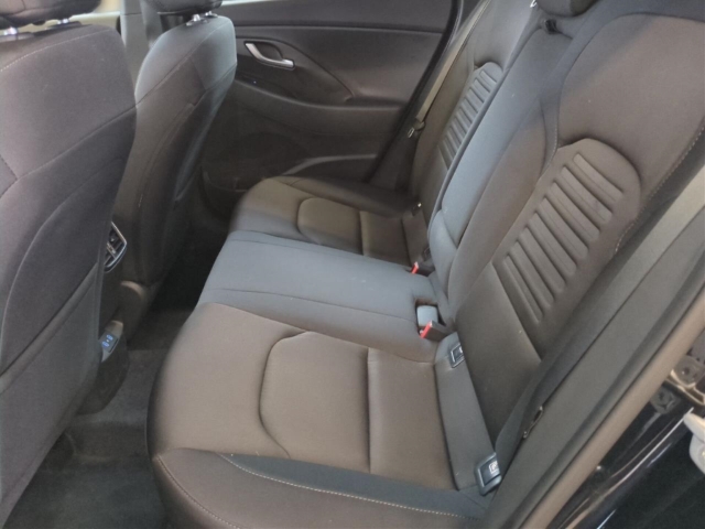 Foto 1 - i30 Kombi AUTOMATIK+NAVI+SITZHZG+LENKRADHZG+ALUFELGEN, abyss black / mic (schwarz)