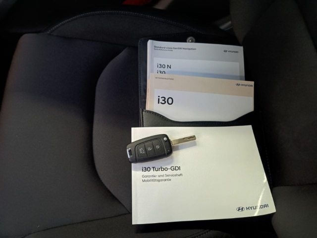 Foto 1 - i30 Kombi AUTOMATIK+NAVI+SITZHZG+LENKRADHZG+ALUFELGEN, abyss black / mic (schwarz)