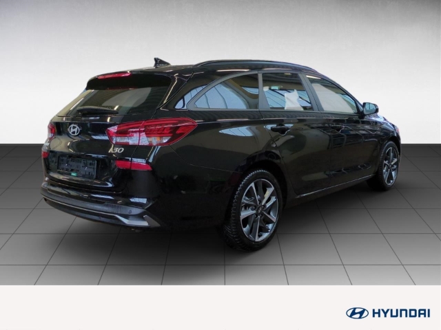 Foto 1 - i30 Kombi AUTOMATIK+NAVI+SITZHZG+LENKRADHZG+ALUFELGEN, abyss black / mic (schwarz)