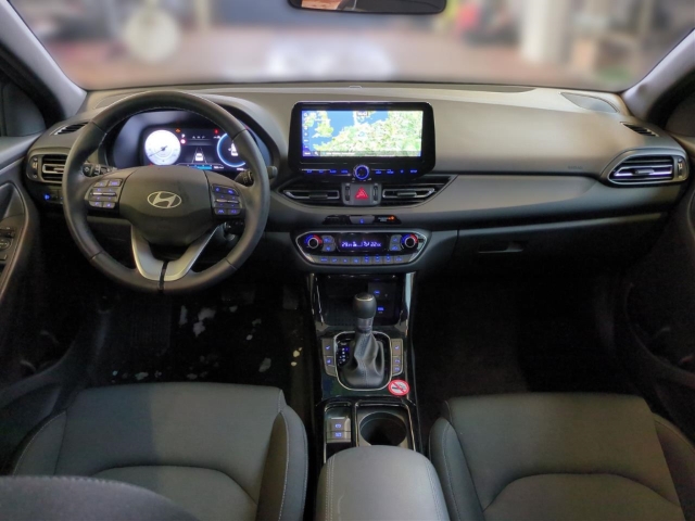 Foto 1 - i30 Kombi AUTOMATIK+NAVI+SITZHZG+LENKRADHZG+ALUFELGEN, abyss black / mic (schwarz)